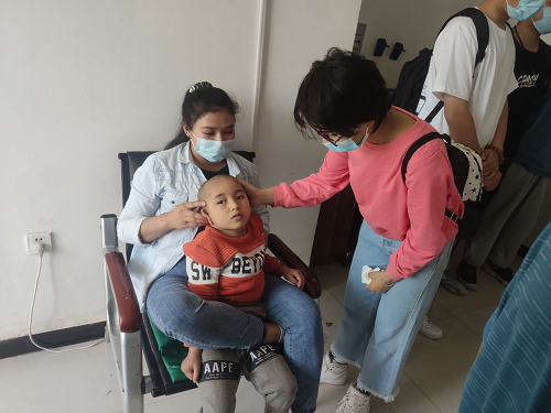 员工志愿者与残疾儿童亲切交流